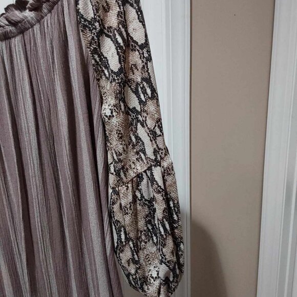 Artistic Designs by Lu, Brown striped fabric with animal print sleeves. Medium - Picture 6 of 10